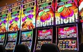 မြန်မာနိုင်ငံသား ကစားသမား ကာစီနို Slots ကစားနေသောပုံ