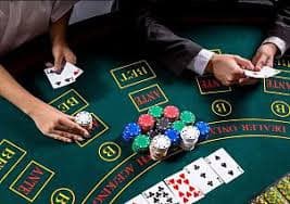 Live Baccarat Table နှင့် ကတ်ဖဲ ဖြန့်နေသည့် ဒီလာ
